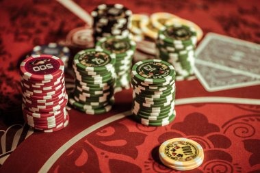 Live roulette table with HD dealer video stream